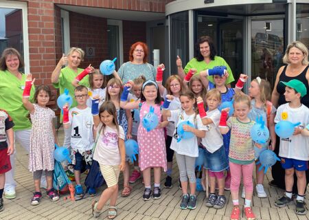 Die Vorschulkinder der KiTas Haina und Löhlbach mit Ihren Erzieherinnen und den Pflegekräften der Notaufnahme