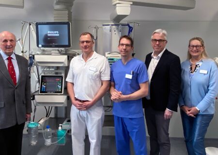 Dr. Harald Schmid, Dr. Markus Pfuhl und  Margarete Jansonbei der Vorstellung des Gerätes mit Dr. Hannes Gabriel und Timo Sarac