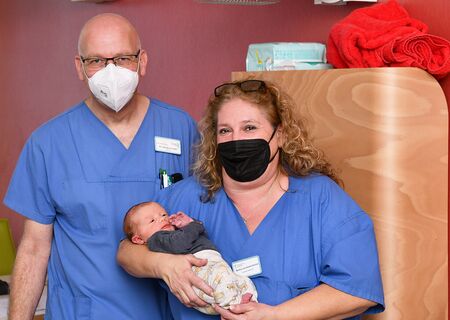 Johann ist das 600. Baby im Kreiskrankenhaus in 2021 - mit Oberarzt Dr. med. Martin Imöhl und der leitenden Hebamme Martina Juschkiwitz-Bökler