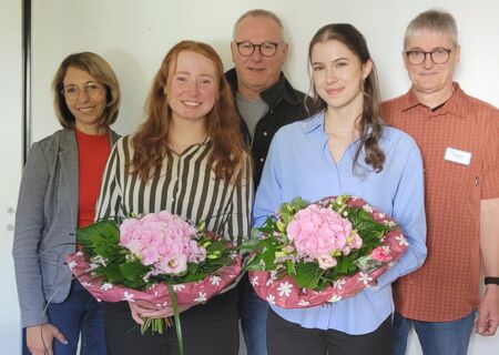 Die frisch examinierten Operationstechnischen Assistentinnen Julia Czapanski (vorne links) und Mira Reetz mit den Gratulanten.