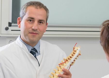 Neurochirurg Kalhout im Patientengespräch