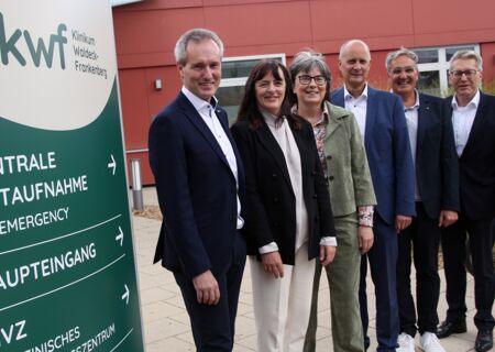 Bei der Logo-Vorstellung in Frankenberg waren die Geschäftsführer, Bürgermeister, Landrat und Transformationsmanager