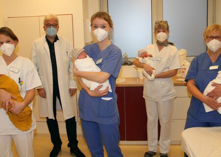 Die 4 Neujahrsbabys des Kreiskrankenhauses mit Hebammen, Kinderkrankenschwestern und Chefarzt Dr. Aßmann