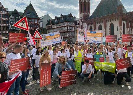 Die protestierenden Mitarbeiter der Kliniken aus Frankenberg und Korbach auf dem Frankfurter Römer