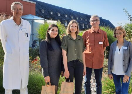 Die Absolventinnen Maryan Alhelal und Malin Sochiera mit dem Chefarzt der Orthopädie und Unfallchirurgie Dr. Oliver Schuppan, Funktionsmanager OP Christian Geiger und Pflegedienstleiterin Silvia Vesper