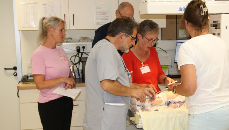 Im Ernstfall muss jeder Handgriff sitzen: Chefarzt Dr. med. Mehmet Yiğit und Anne Ziegler, Kinderpflegekraft, und Mitarbeitende des KiNT aus dem Klinikum Kassel.
