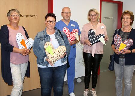 Heike Berthold und Melanie Menne nehmen Spende von Geschäftsführerin Margarete Janson und Oberarzt Dr. Martin Imöhl entgegen