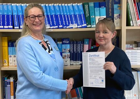 Geschäftsführerin Margarete Janson gratulierte der Schulleiterin Cornelia Schembier Hebebrand zur erfolgreichen Zertifizierung