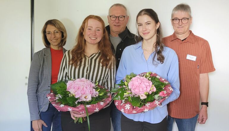 Die frisch examinierten Operationstechnischen Assistentinnen Julia Czapanski (vorne links) und Mira Reetz mit den Gratulanten.