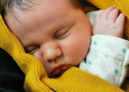 Die neugeborenen Anela Josefine, das 500. Baby in 2021 am Kreiskrankenhaus