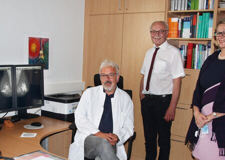Chefarzt Dr. Aßmann erklärt Geschäftsführerin Margarete Janson und Landrat Dr. Reinhard Kubat eine Mammografie-Aufnahme
