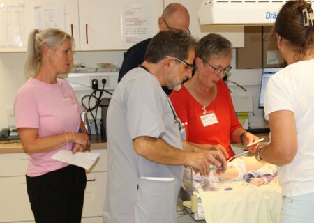Im Ernstfall muss jeder Handgriff sitzen: Chefarzt Dr. med. Mehmet Yiğit und Anne Ziegler, Kinderpflegekraft, und Mitarbeitende des KiNT aus dem Klinikum Kassel.