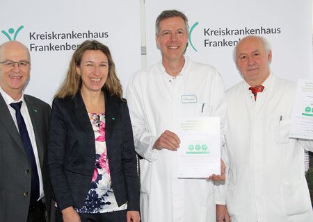Mitarbeiter der AOK mit Dr. Schuppan und Dr. Hüttich bei der Übergabe der Auszeichnung