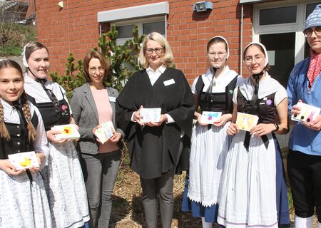 Paula Schneider, Laura Ochse, Silvia Vesper, Margarete Janson, Melissa Hecker-Michel, Sophie Dersch und Korbinian Eckel bei der Übergabe der Osterkarten