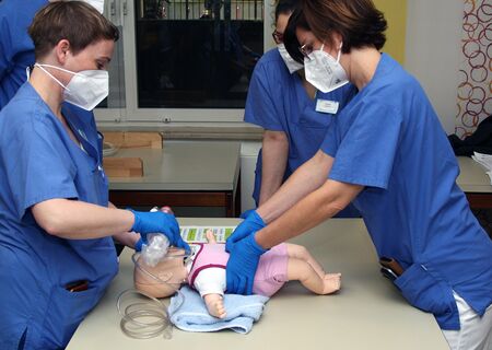 Eine Reanimation ist Teamarbeit: Miriam Reuter beatmet die kleinen Patientin, während Corinne Bastet eine Herzdruckmassage anwendet.