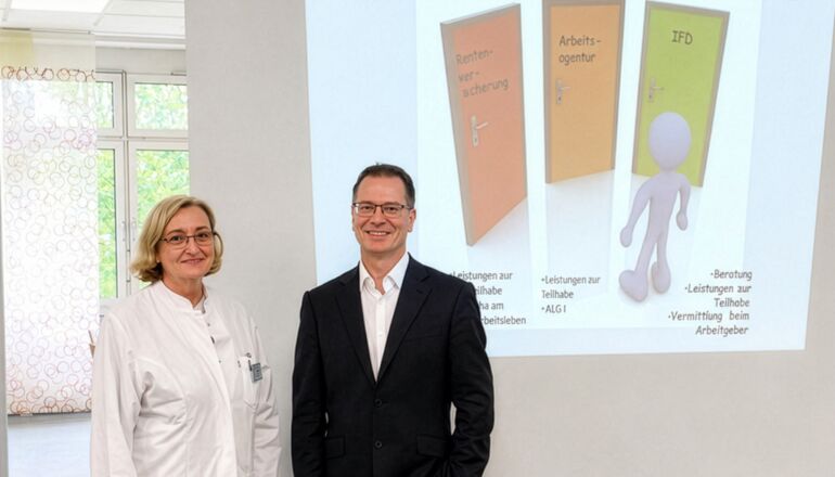 Leitende Oberärztin Gabriele Schalk und Gastreferent Prof. Ulf Seifart aus Marburg.