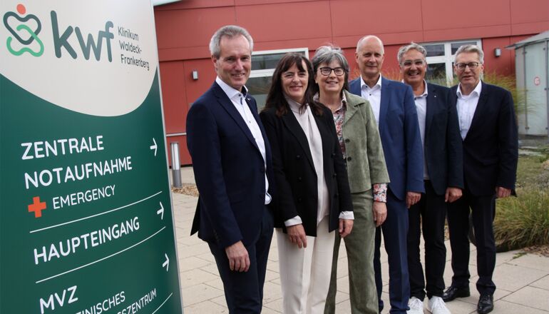 Bei der Logo-Vorstellung in Frankenberg waren die Geschäftsführer, Bürgermeister, Landrat und Transformationsmanager