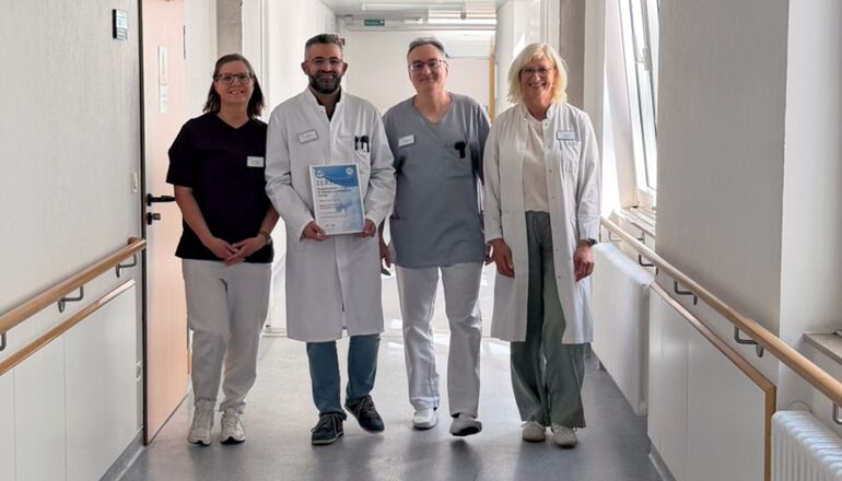 Das Team des Adipositas-Zentrums in Frankenberg v. l.: Simone Heinz (MFA), Mohammad Mohandes (Oberarzt Allgemein- und Viszeralchirurgie), Dr. med. Arkadiy Radzikhovskiy (Chefarzt Allgemein- und Viszeralchirurgie), Beate Schnell, Diätassistentin.