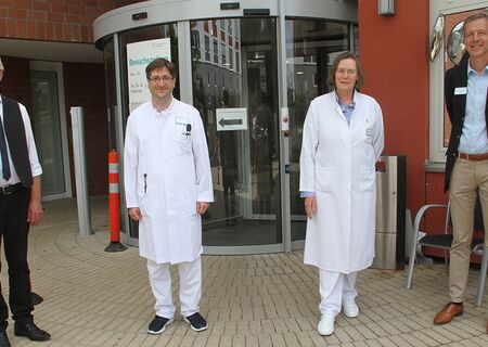 Der Neurologe Dr. med. Wael Marouf (2.v.l.) wurde von Landrat Dr. Kubat (l.), der Chefärztin der Klinik für Innere Medizin Dr. med. Elisabeth Pryss und dem ärztlichen Direktor Dr. med. oliver Schuppan begrüßt