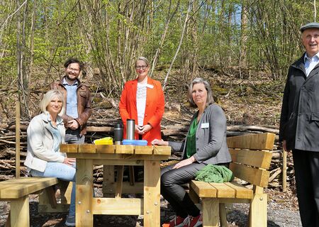 Pause auf der gespendeten Sitzgruppe. Carina Graßhoff und Jutta Muth legen ein Pause ein. Die Einweihung begleiteten Sascha Lewandowski von Ante, Krankenhaus- Geschäftsführerin Margarete Janson und Dr. Harald Schmid vom Förderverein.
