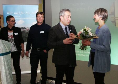 Anas Kalhout bedankt sich bei der Referentin Dr. Ellen Müller. Links im Bild Karin Felski, die durch den OP-Bereich führte und Norbert Schlechter, Physiotherapeut und Referent