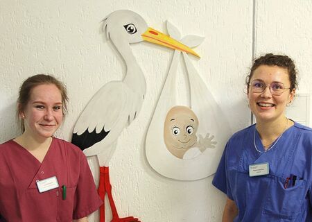 Hebammen-Studentin Lena Schüssler und Praxisanleiterin Hebamme Marie-Louise Beer