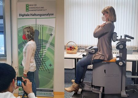 Mitarbeiterinnen des Kreiskrankenhauses bei der digitalen Haltungsanalyse und der Muskelmessung im EasyTorque