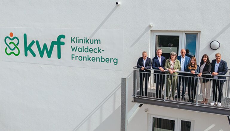 Bei der Logo-Vorstellung in Korbach waren die Geschäftsführer, Bürgermeister, Landrat und Transformationsmanager