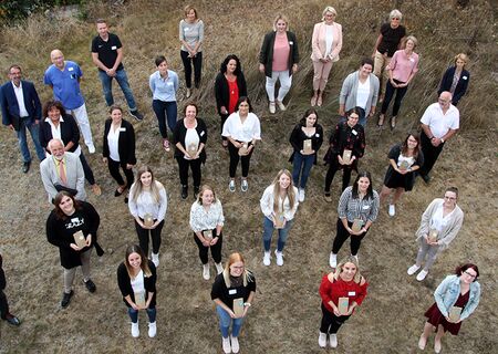 Die frisch examinierten Pflegekräfte mit Ihren Lehrern, Prüfern und Gratulanten