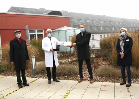 Mitarbeiter der Klinik bei der Spendenübergabe mit dem Förderverein und der Frankenberger Bank