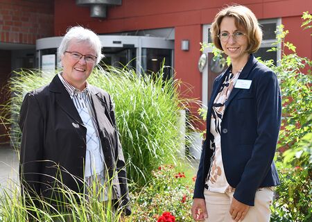 Die neue Patientenfürsprecherin Ingeborg Ochs mit  Pflegedienstleiterin Silvia Vesper
