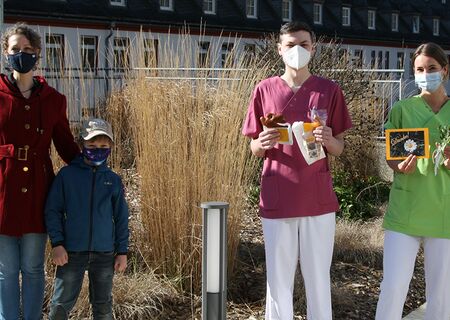 Gespendete Osterhasen für Krankenhausmitarbeiter