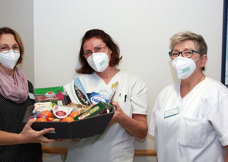 Pflegedienstleiterin Silvia Vesper (links) bei der Übergabe der Präsentkörbe  auf Station 7 mit den Mitarbeiterinnen Izabela Geiz (Mitte) und Birgit Hahn.